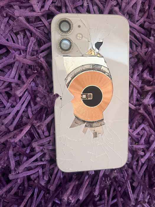 Iphone 12 mini com vidro traseiro partido