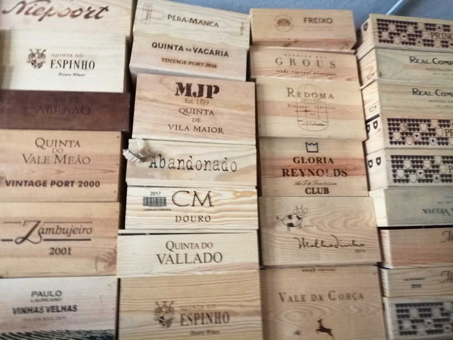 Caixas vazias em madeira