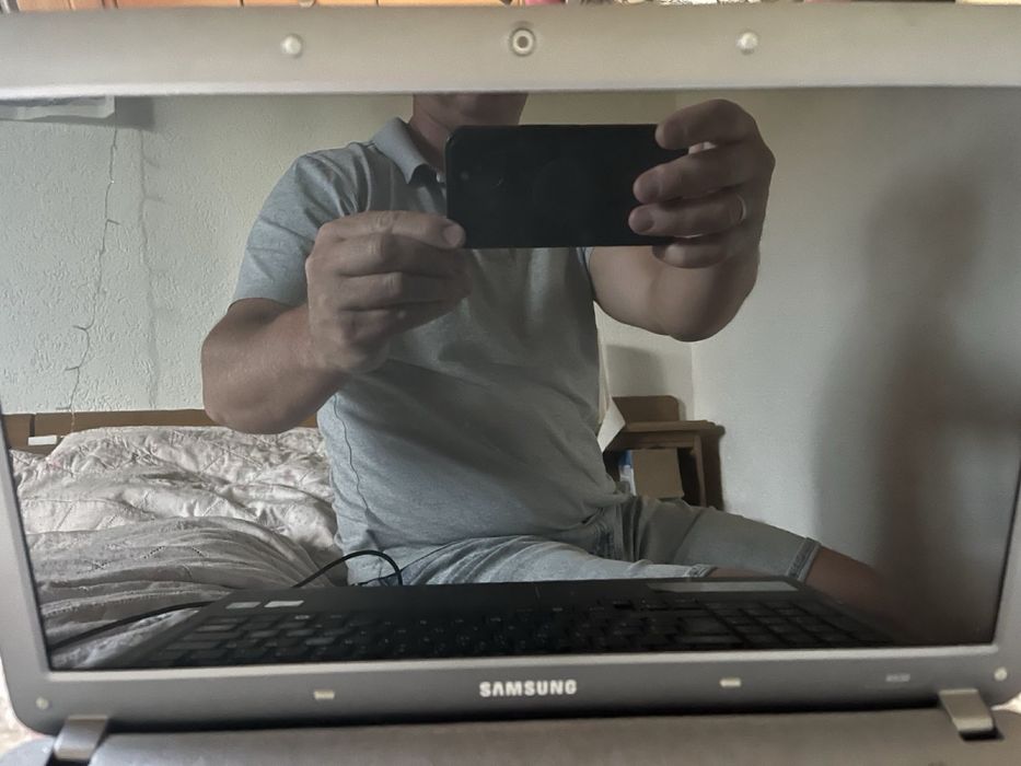 Ноутбук Samsung с немецкой клавиатурой