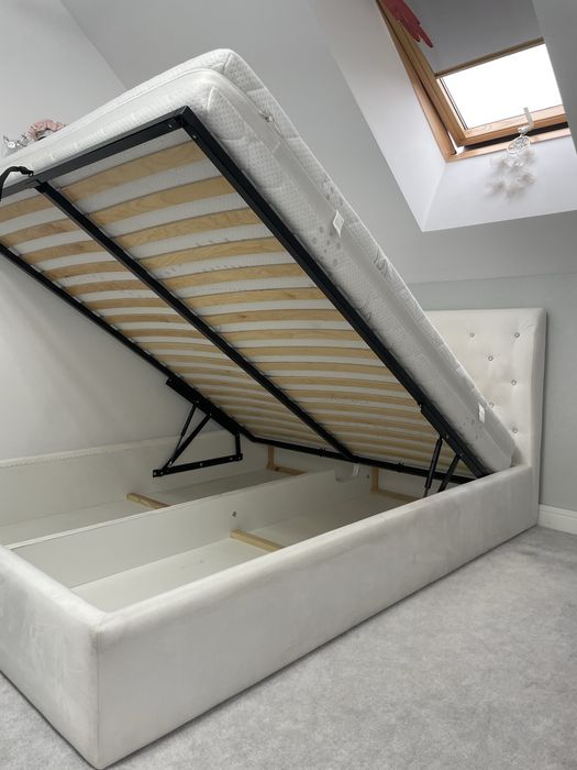 Nowoczesne łóżko zamszowe z kryształkami i materacem