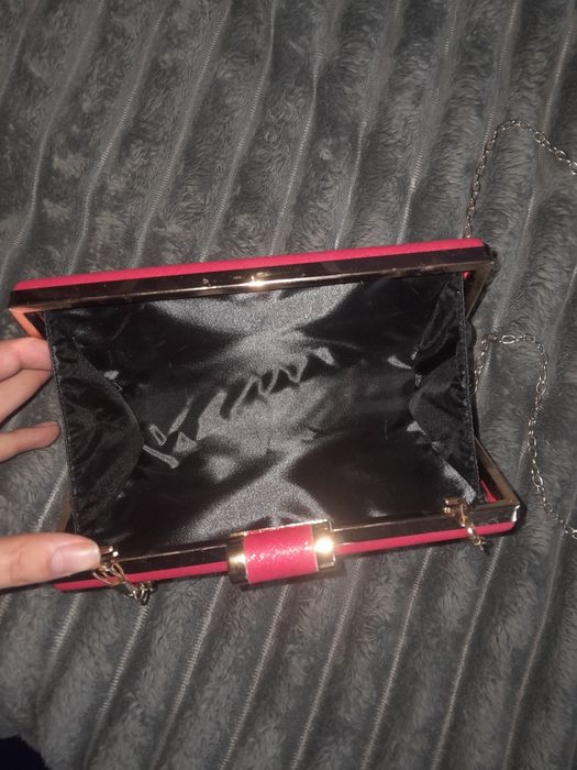 Стильна червона сумочка-клатч на ланцюжку 

Елегантний клатч насиче