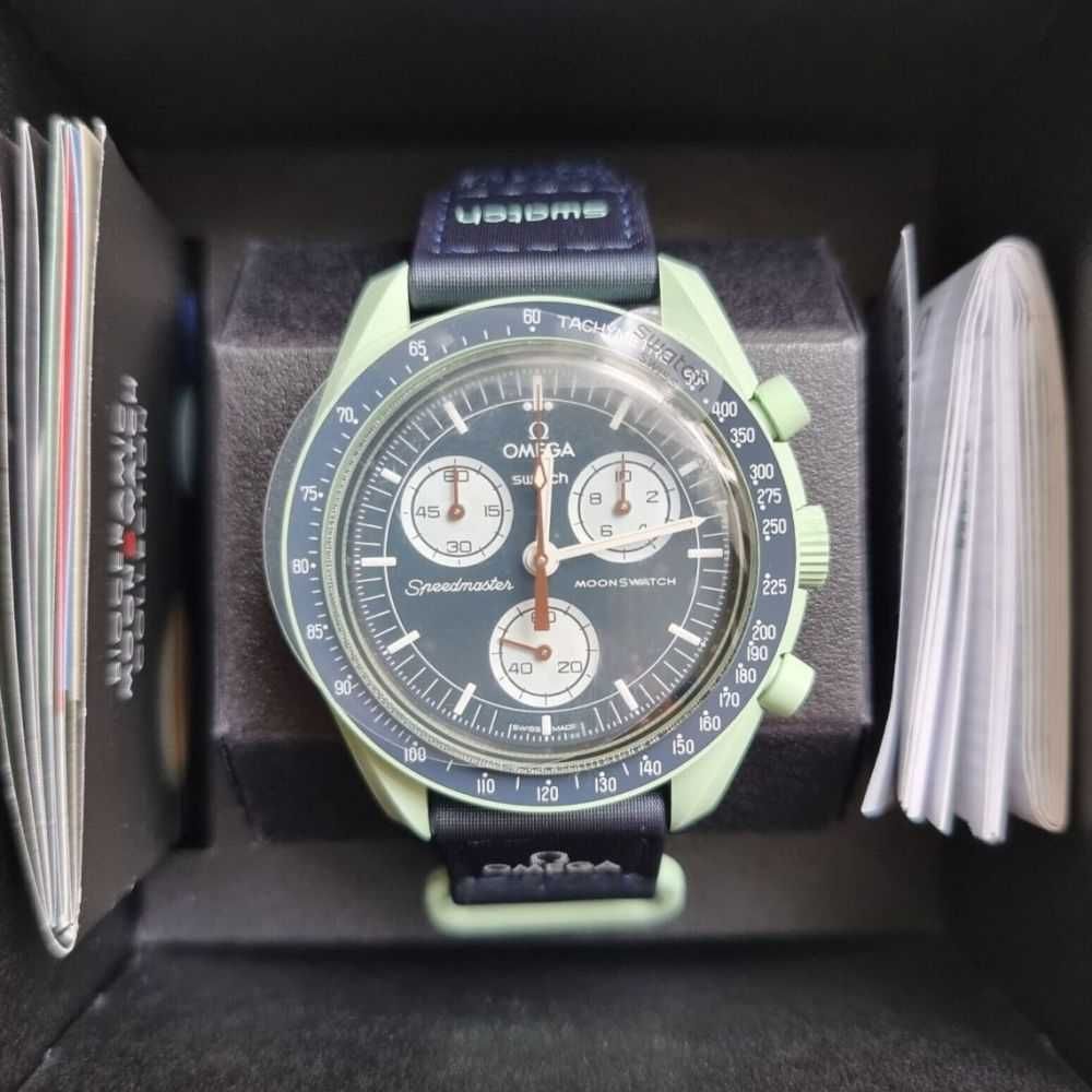 Omega x Swatch SO33G100 - Kosmiczny Design Inspirowany Ziemią