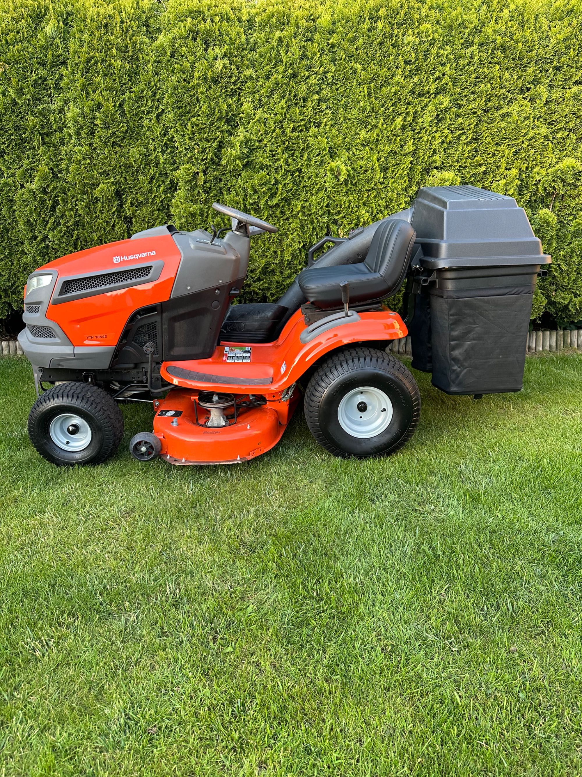 Kosiarka Traktorek Husqvarna YTH 18542, kpl  z koszami, 2021r