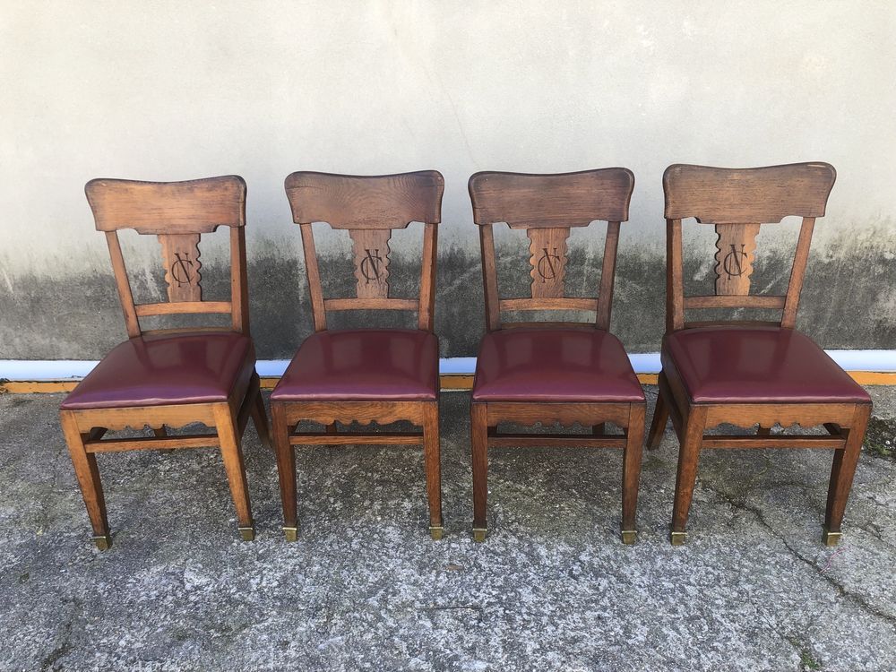 Cadeiras antigas do importantíssimo Café Nicola em Lisboa.