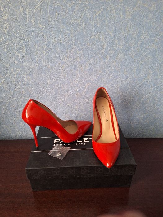 Червоні туфлі на високому каблуці