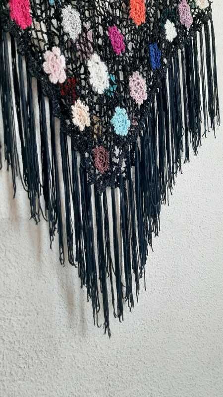 Poncho de crochet preto com flores