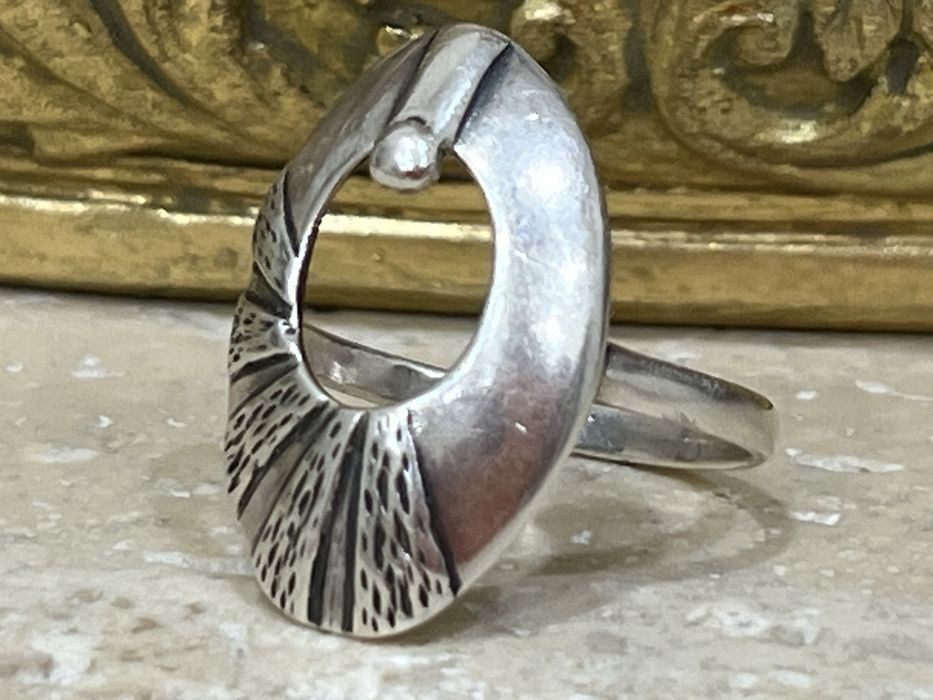 Stary srebrny pierścionek