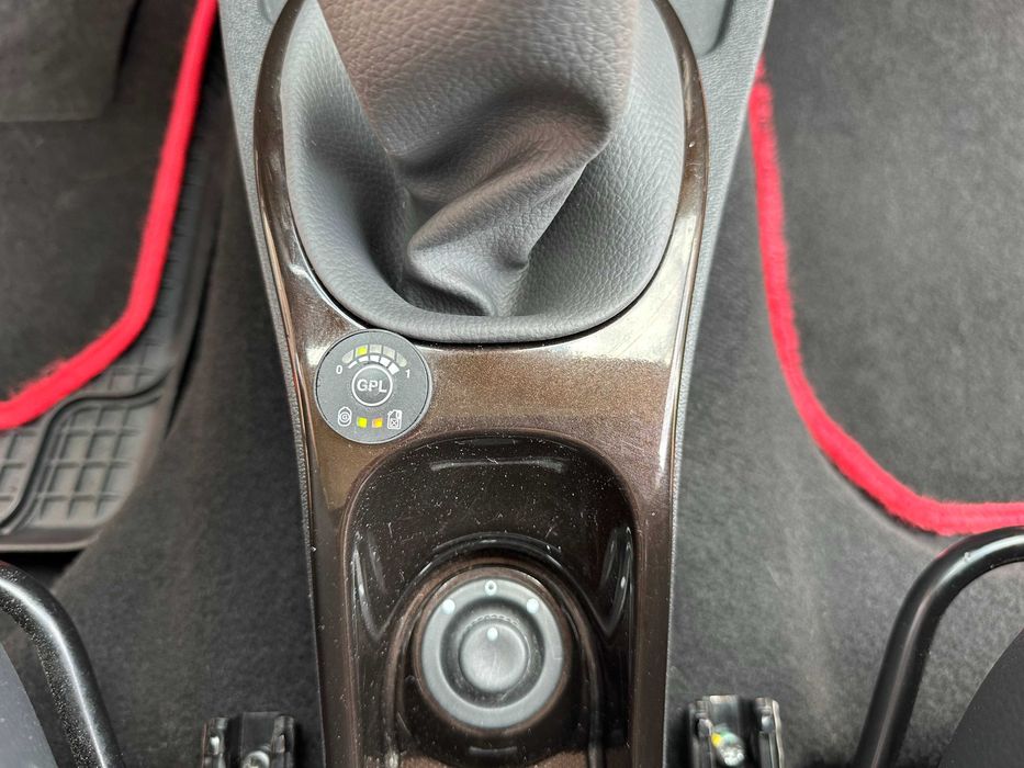 РЕНО дачія Дастер-газ бензин 2012