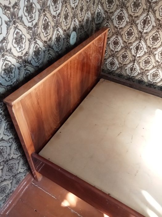 Кровать деревянная