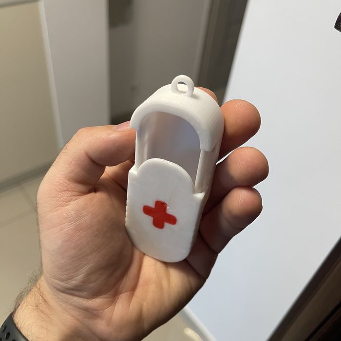 Pojemnik przenośny na lekarstwa – apteczka z krzyżem