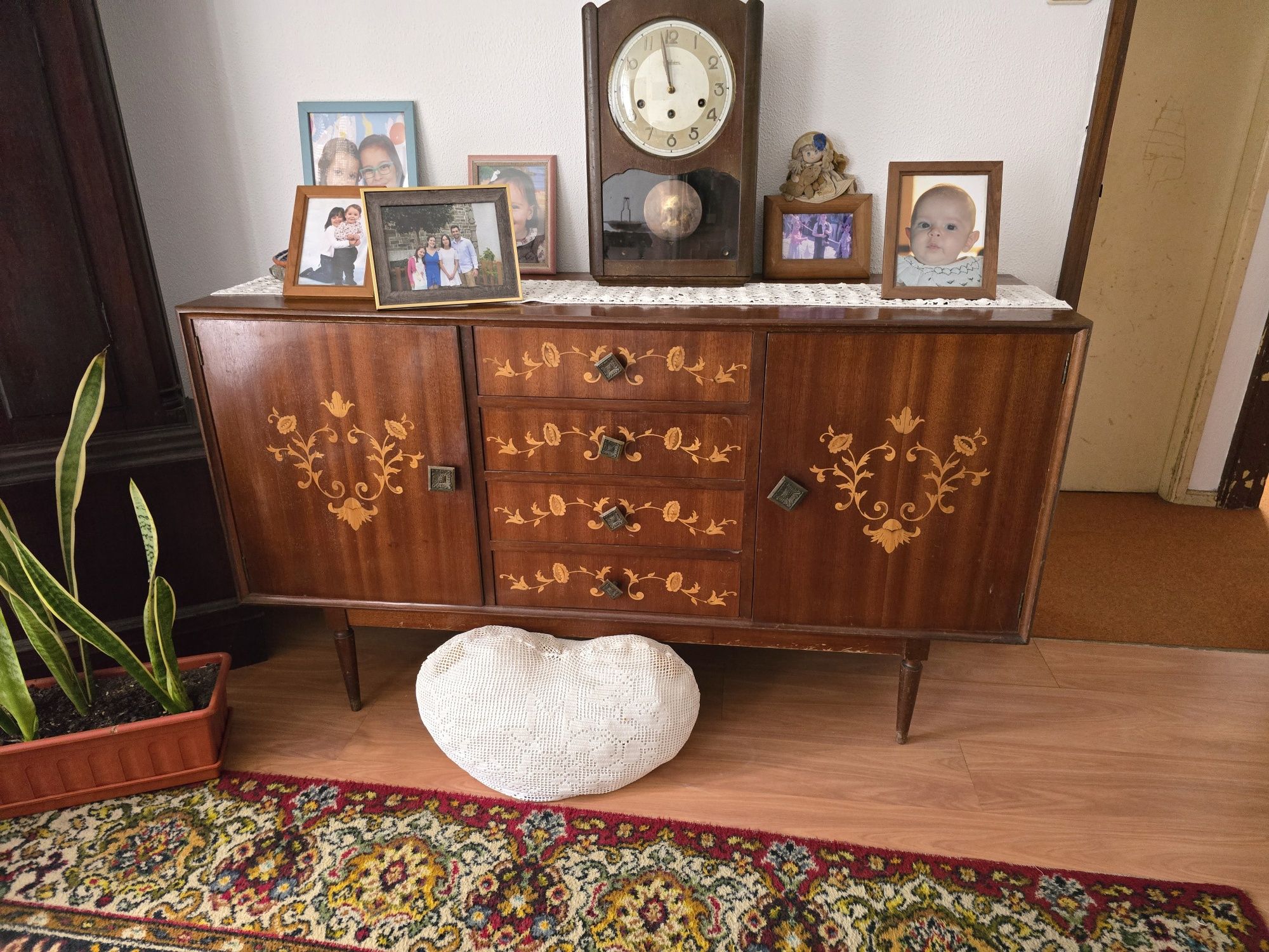 Vende se móveis antigos de sala