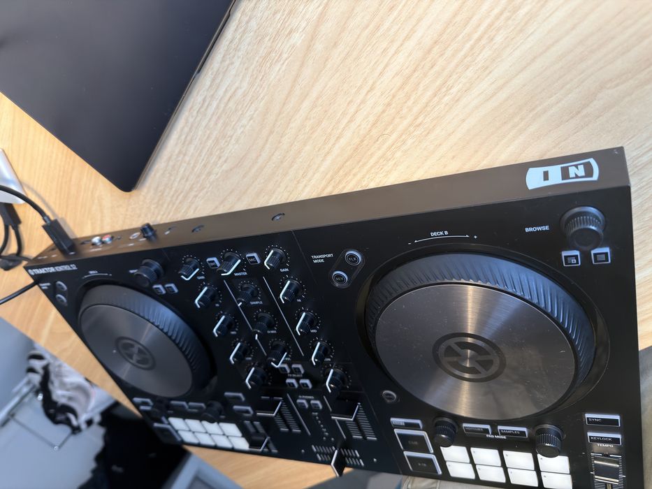 Controladora Traktor S2 Mk3