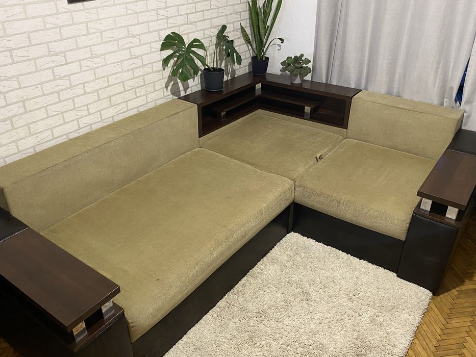 Угловой диван с деревянными полками — большой и очень удобный!