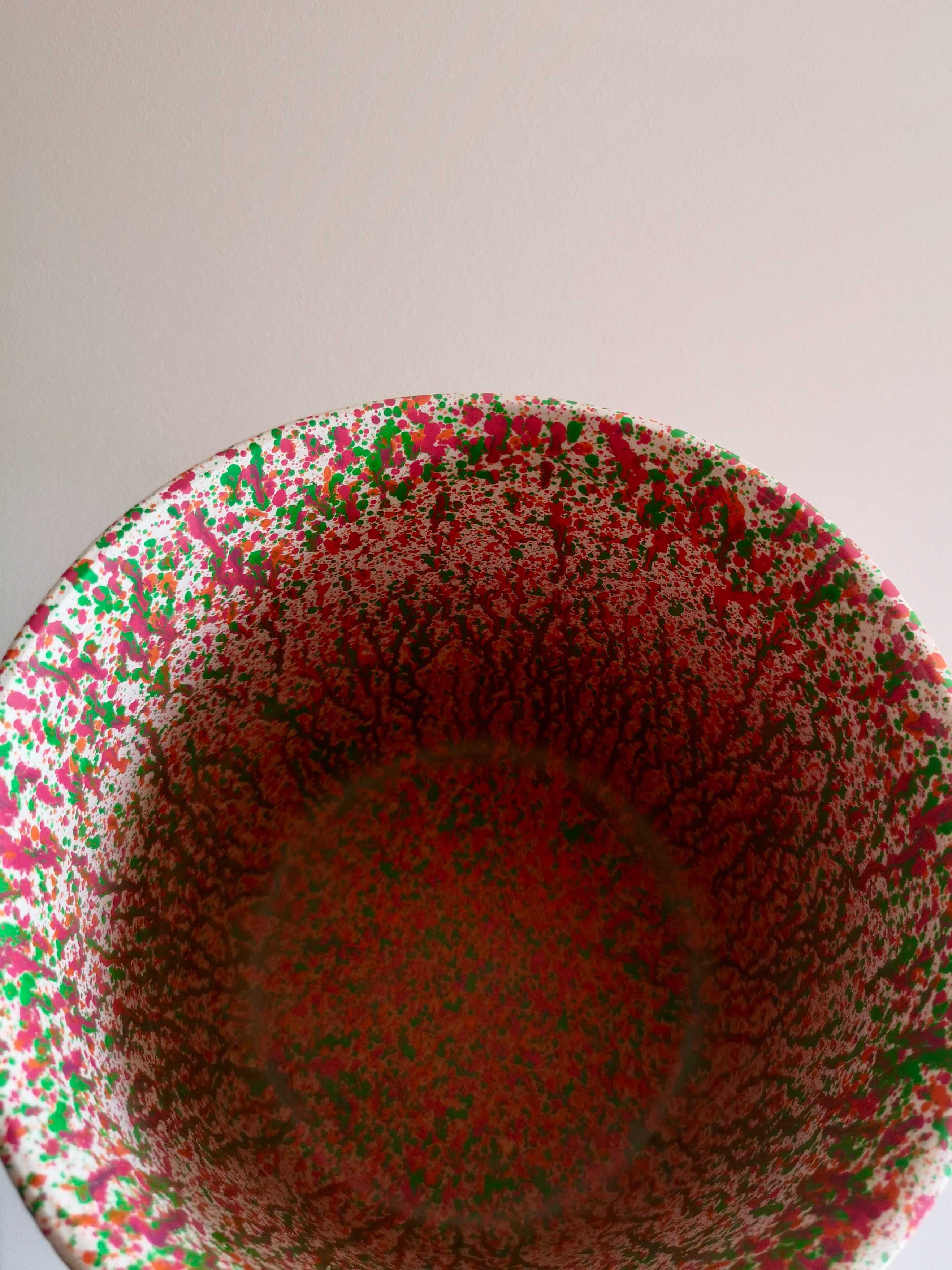 Vaso em barro pintado à mão, com padrão salpicado, multicolorido