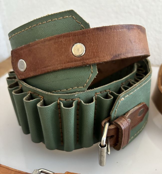 Cartucheira em pele verde
