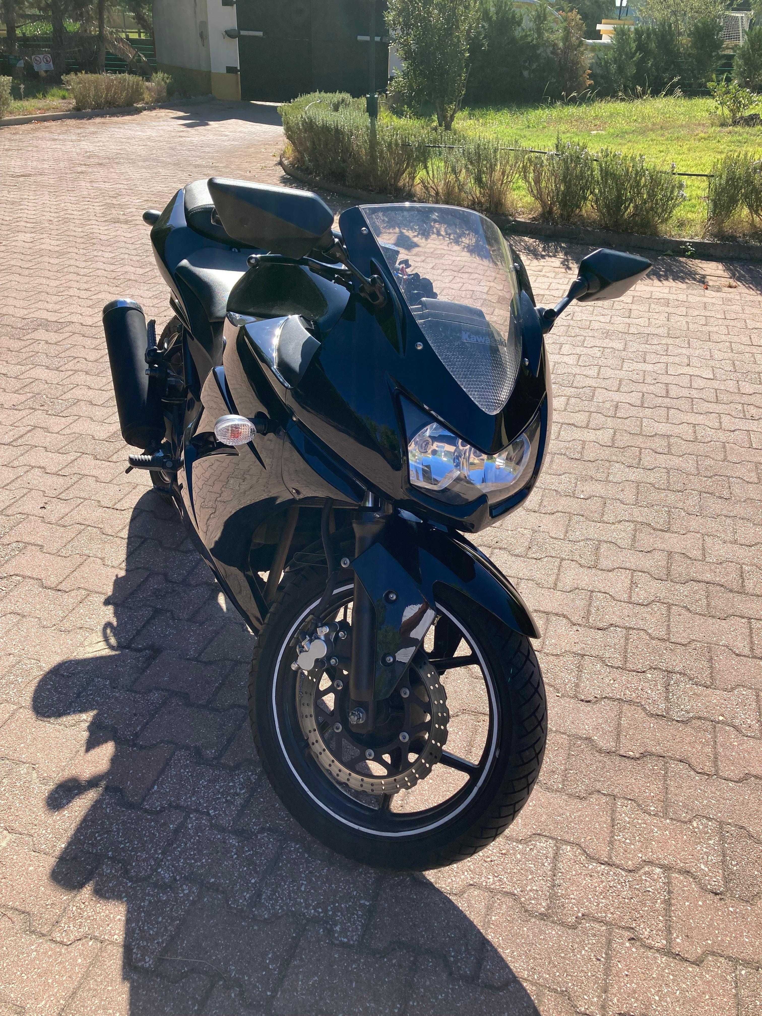 Kawasaki Ninja 250R – 25.600 km  Excelente estado