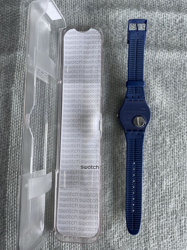 Zegarek Swatch Swiss granatowy w białe kropki