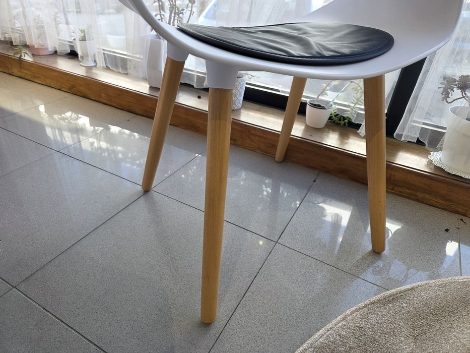 Cadeira Branca Pés Madeira