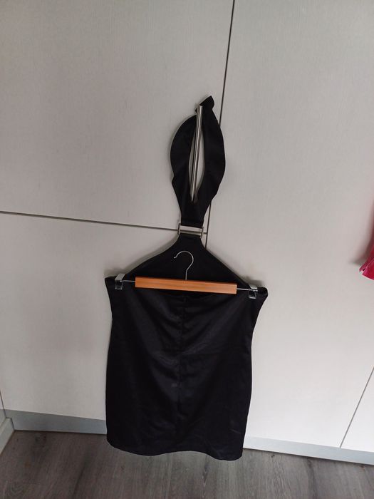 Vestido preto aperta pescoço