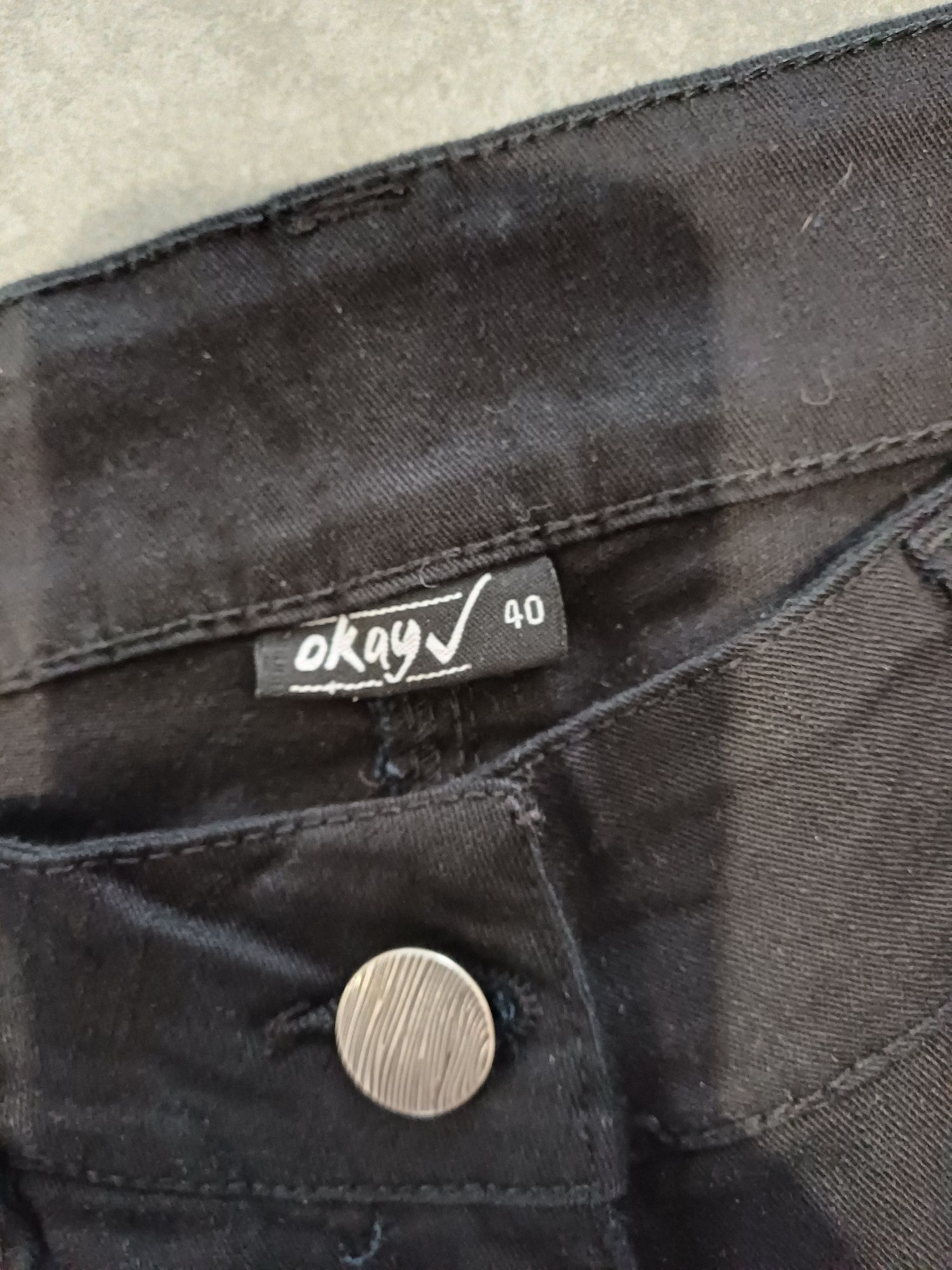 Czarne miękkie jeansy damskie Okay r. 40