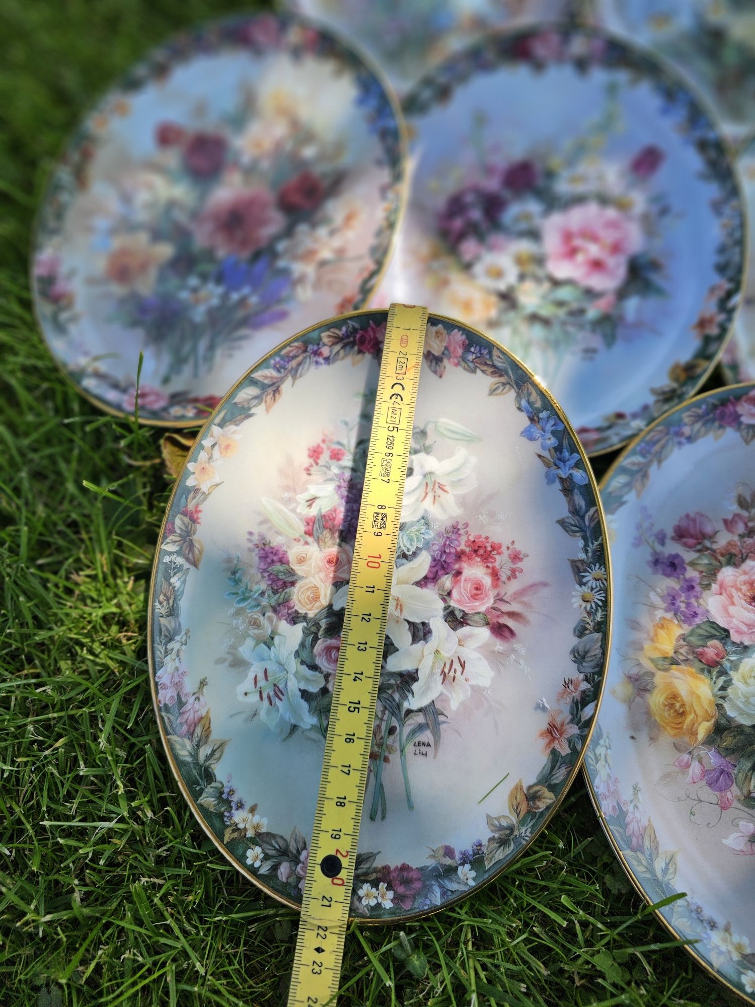 Колекційні тарілки Lena Liu's Floral Cameos".