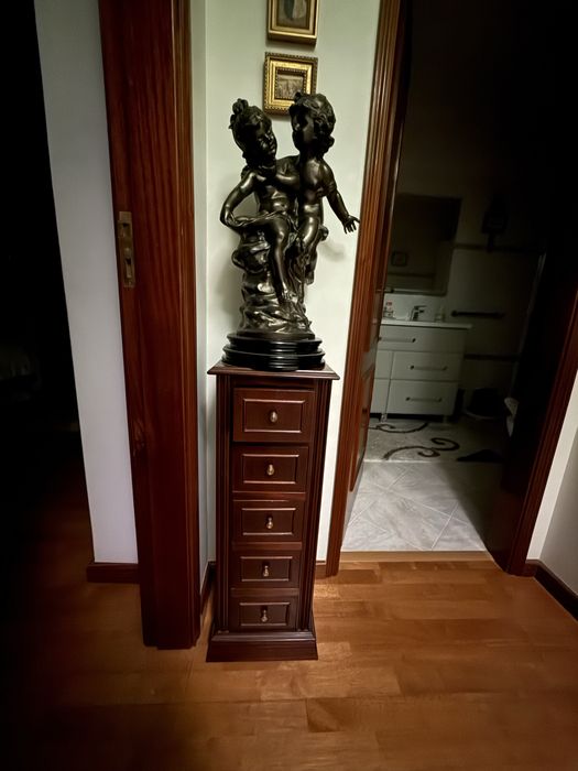 Movel pequeno com gavetas