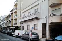 Prédio de 3 pisos e logradouro no centro de Faro, para remodelação.
