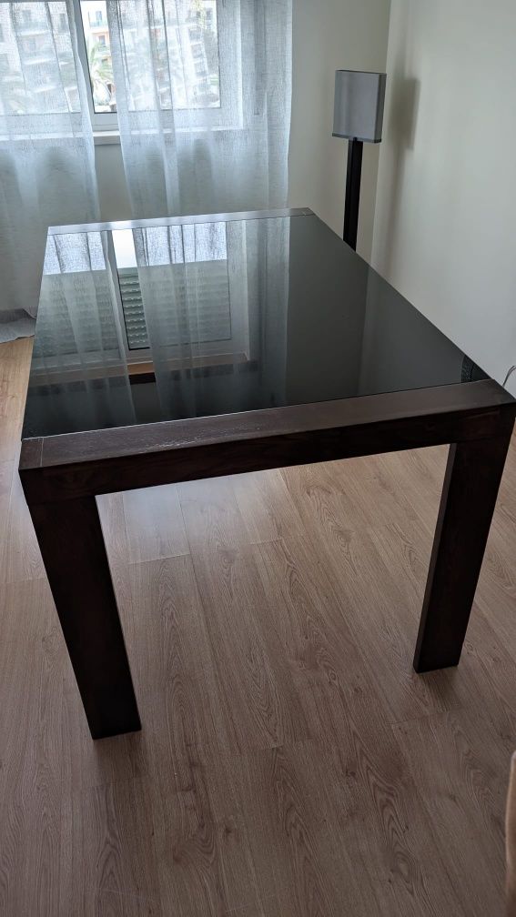 Mesa e cadeiras de jantar