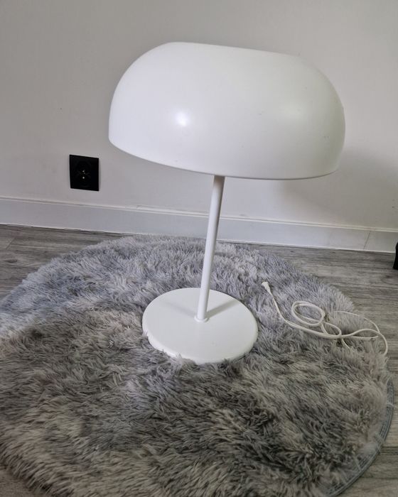 Biała duża lampa ozdobna na stół IKEA