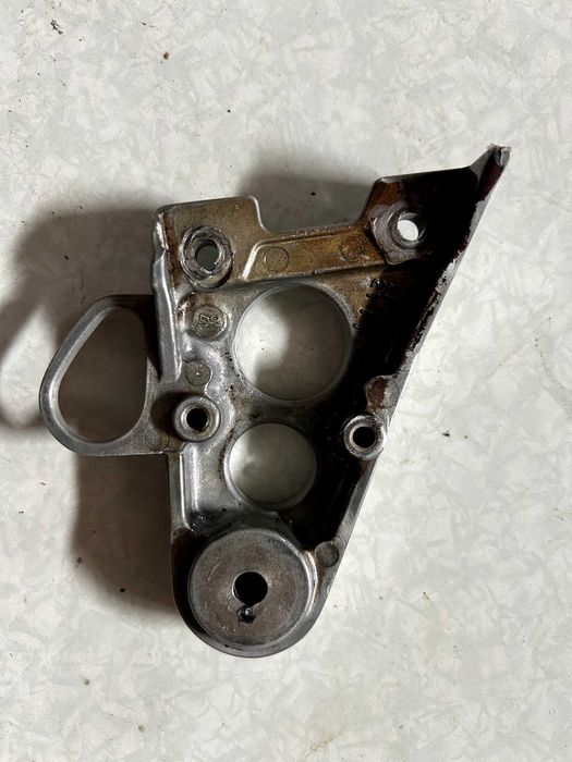 Yamaha XSR900 2017+ лівий кронштейн фари, є пошкодження.