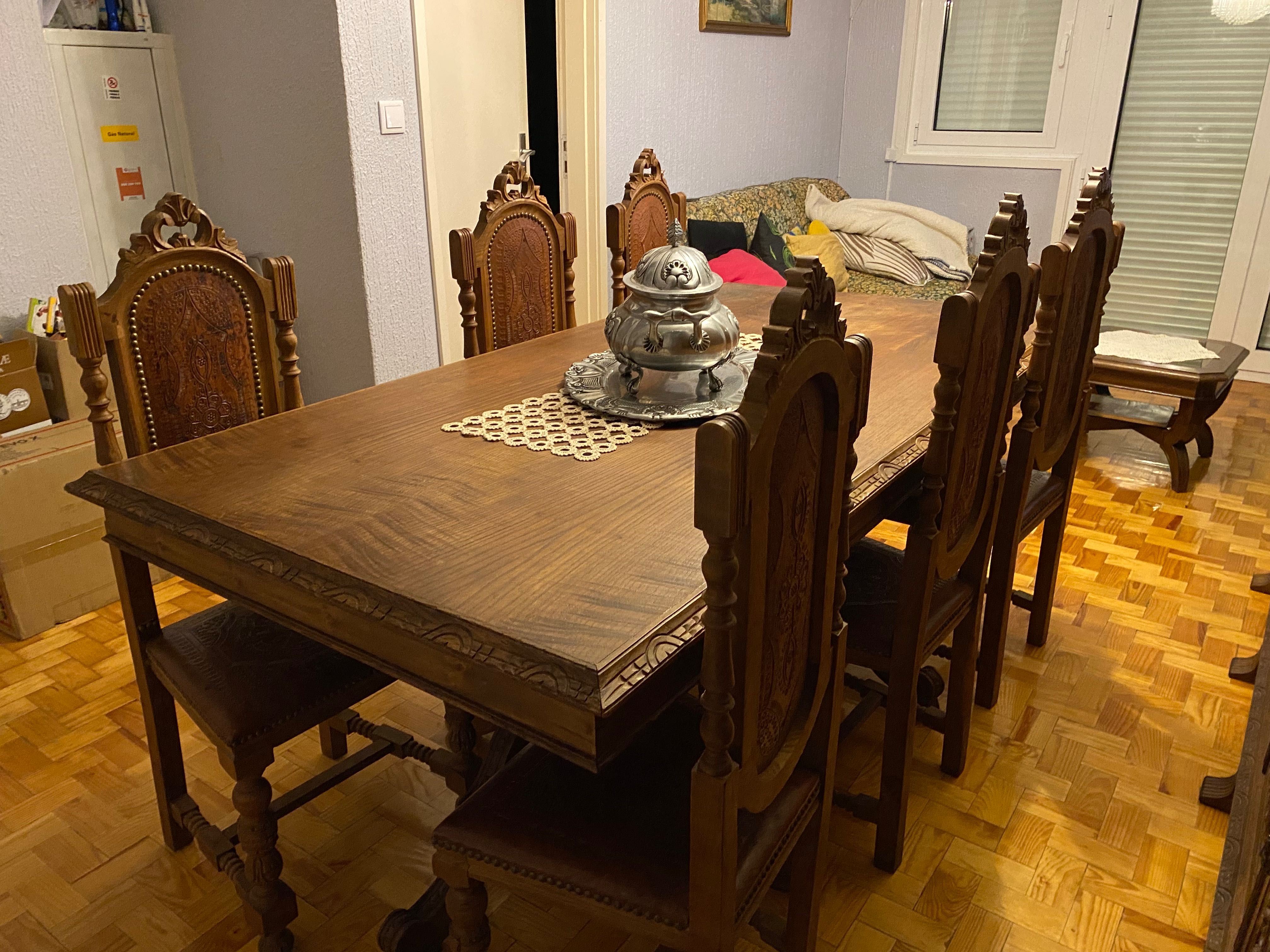 Mesa com 8 cadeiras e armário para sala