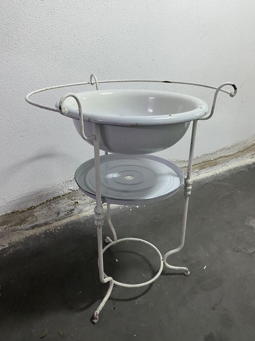 Bacia antiga, verdadeira, em esmalte e ferro