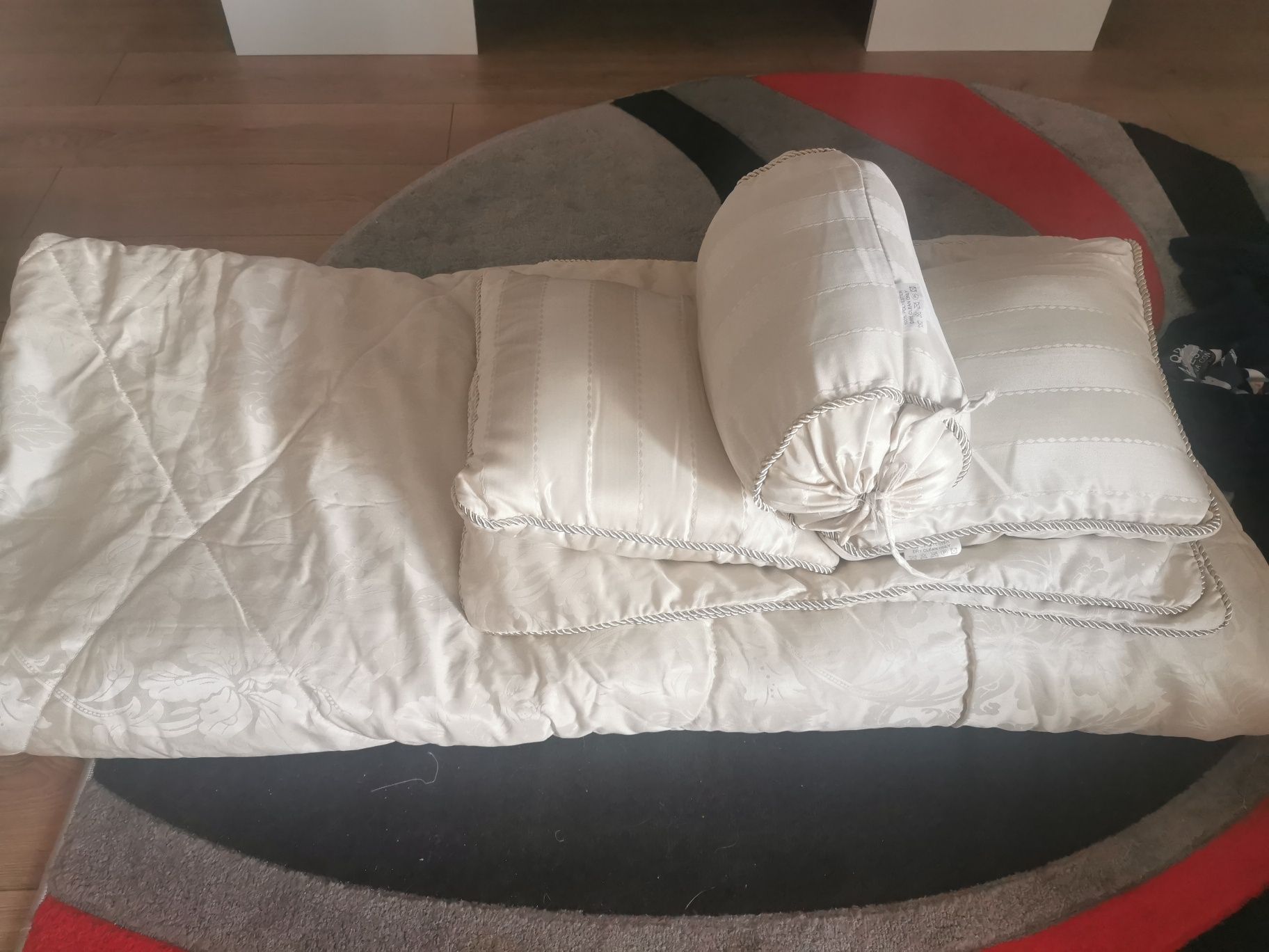Narzuta na łóżko z poduszkami
