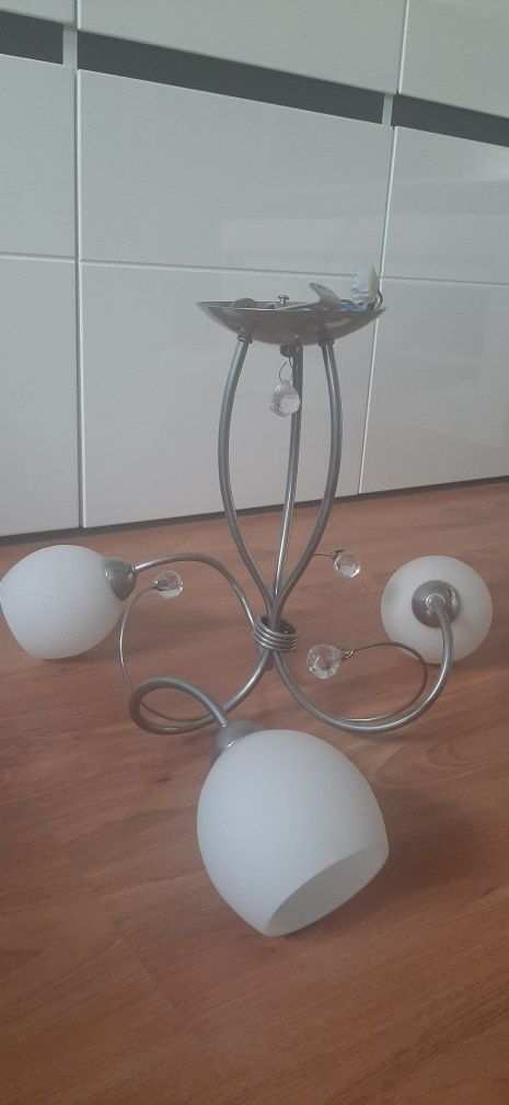 Zyrandol. Lampa wiszaca, srebrna z ozdobnymi kryształkami