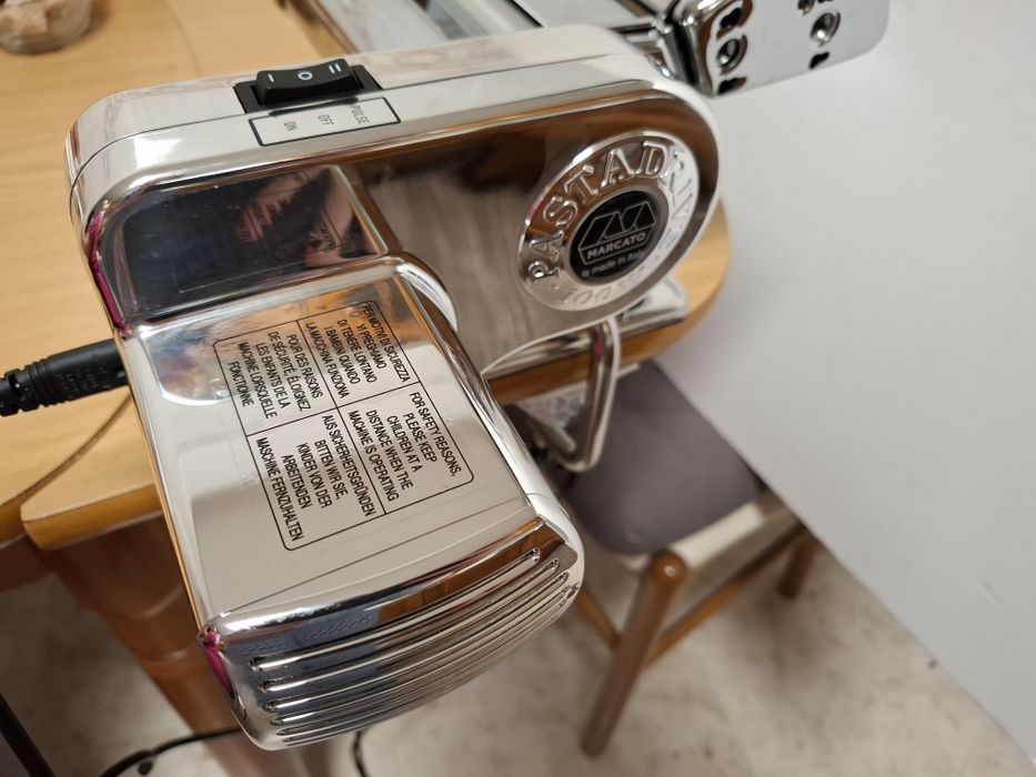 Máquina eléctrica e manual de esticar massa e cortar NOVO ENVIO GRÁTIS