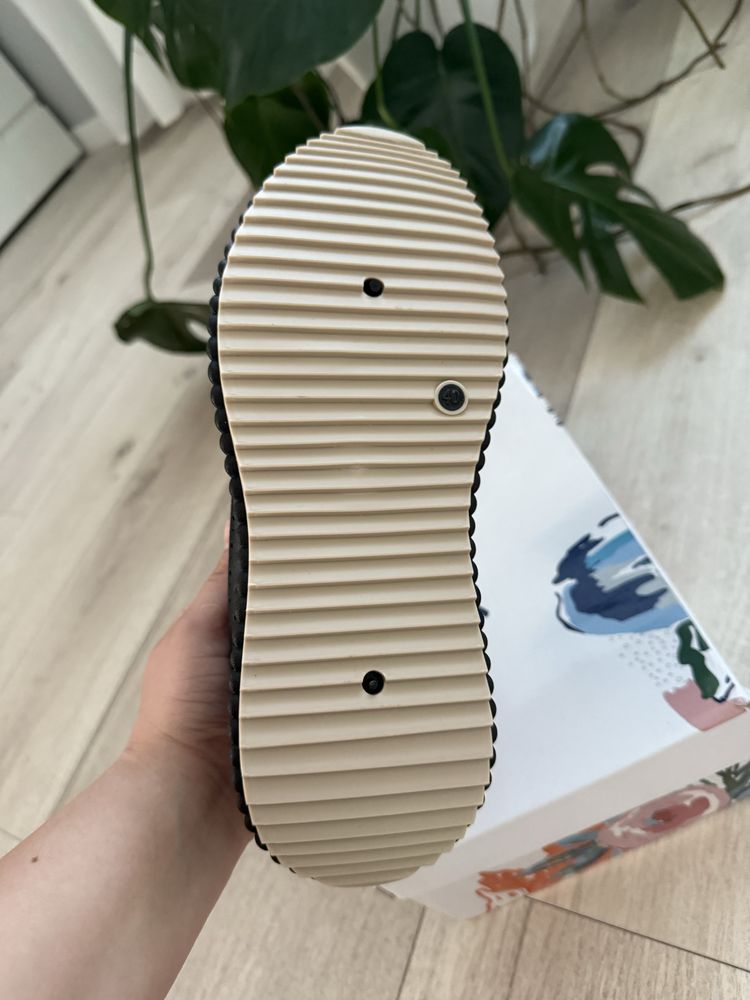 czarne damskie lekkie sneakersy adidasy ze złotymi wstawkami