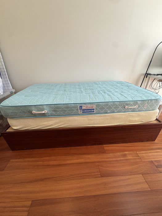 Duas camas solteiro com colchões