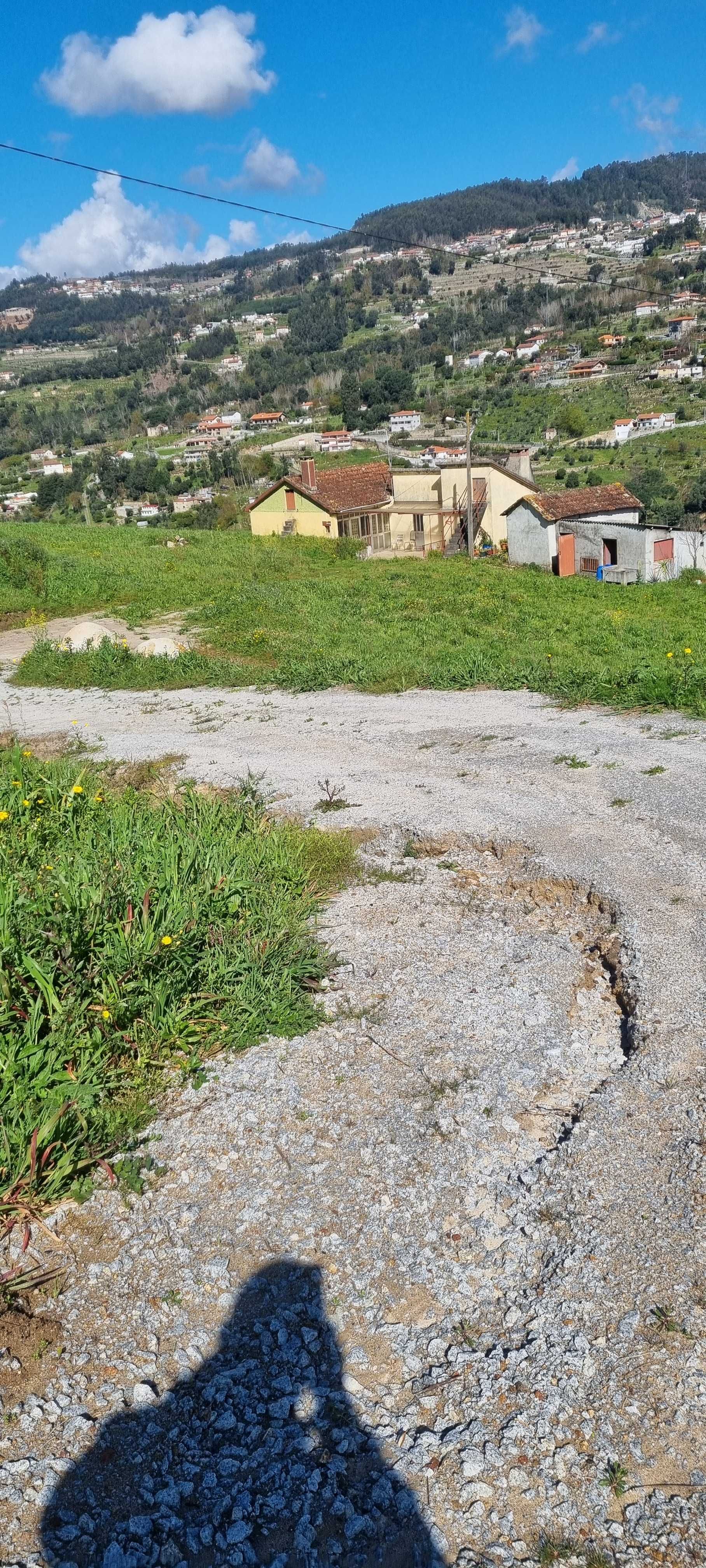 Terreno com Casa e Quinta para Venda em Cinfães – com vista para o rio