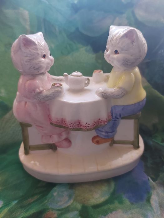 Котики за чаепитием Англия статуетка