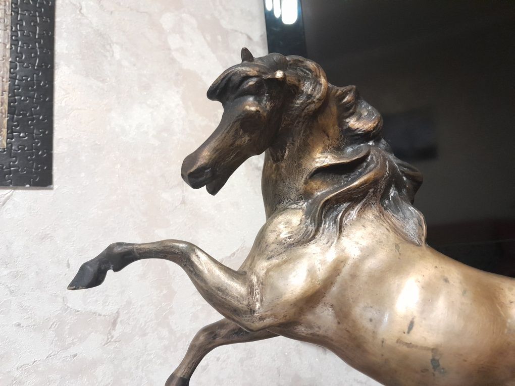 Антиквариатная бронзовая лошадь на камне (оникс )