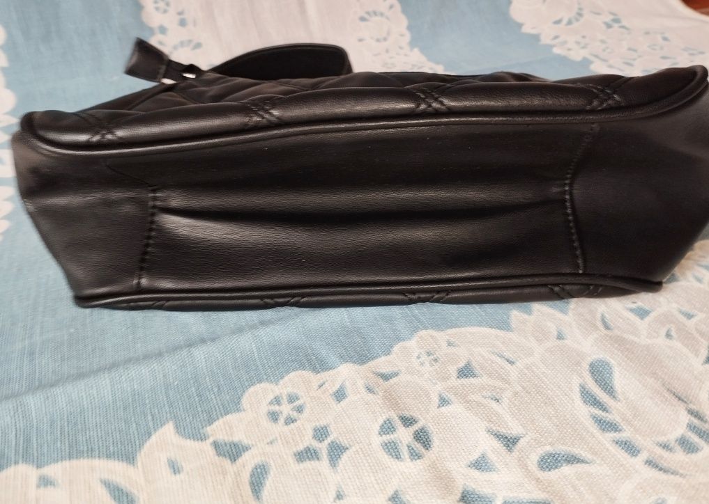 Elegancka pikowana torebka na ramię Reserved – klasyka stylu