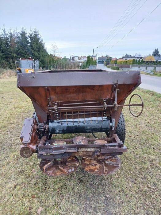 Rozsiewacz wapna rcw3/piast/wapniarka