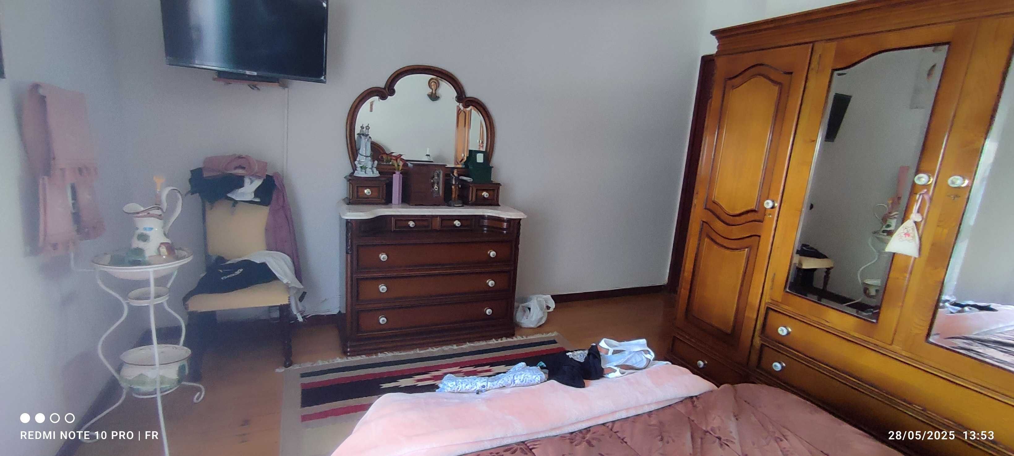 Mobília de quarto completa em madeira maciça.