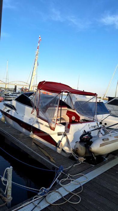 Barco  cabinado sea ray  220 DA