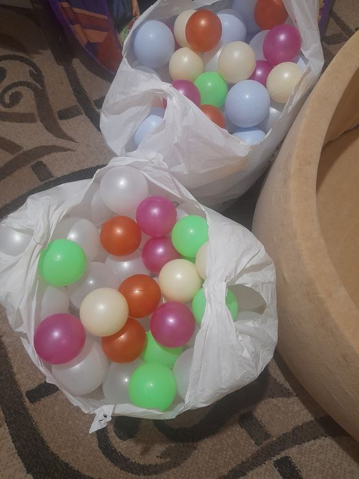 Сухий басейн з кульками