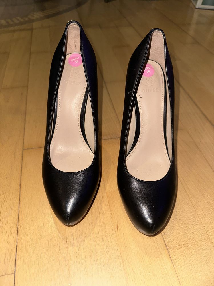 Buty na szpilce Guessa