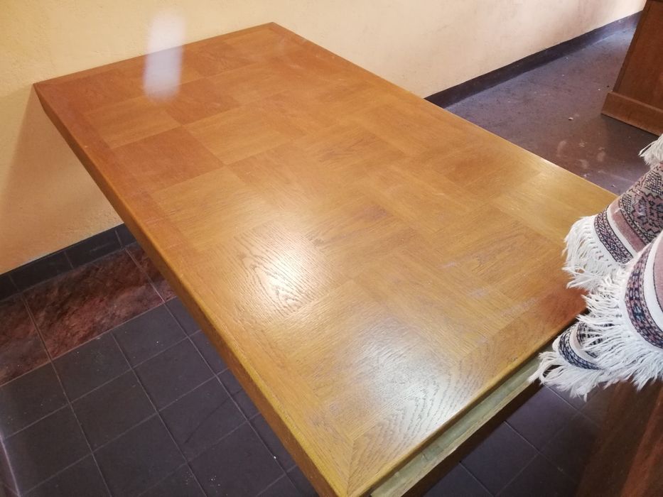Antyczny zestaw mebli z motywem zwierząt.