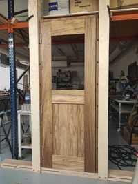 Porta e aro em madeira maciça