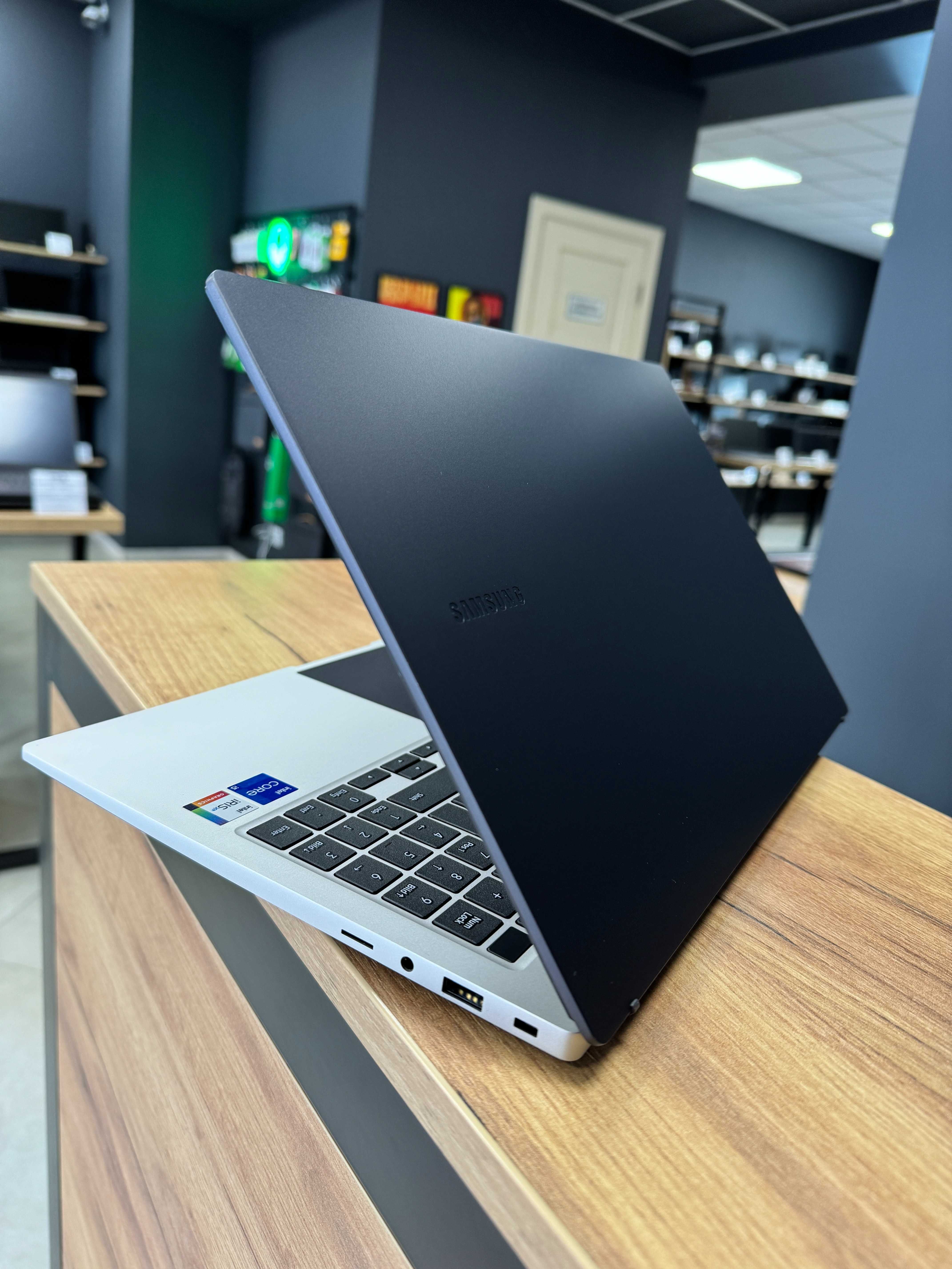 Ноутбук Samsung Galaxy Book 2 - i5 1235U 10 ядер/256 NVME/FullHD IPS