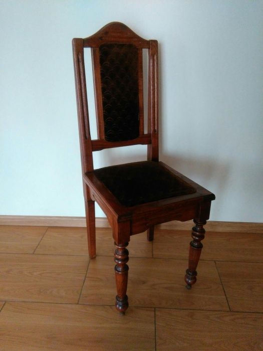 Krzesła i stół drewniane, komplet